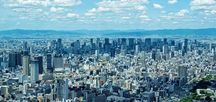 晴れた日に高所から望む、大都市の街並みのパノラマ。