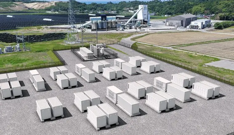 砂利敷きの敷地に白い蓄電池コンテナが規則的に並ぶ系統用蓄電所の完成イメージ。
