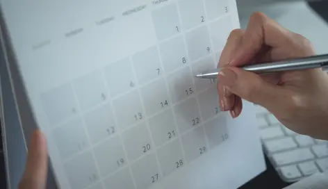 カレンダーに書き込みをしている