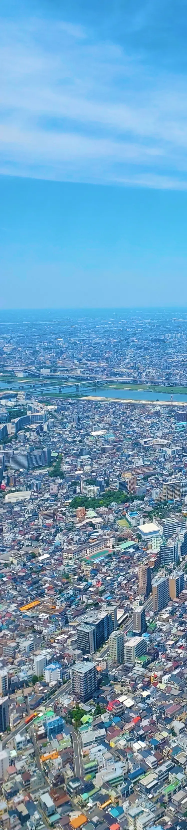 都市のビル群を上空から見下ろした背景写真。