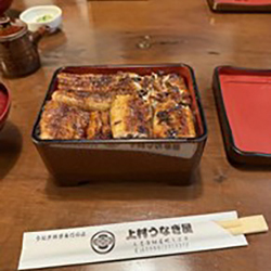 地方のグルメを満喫します。